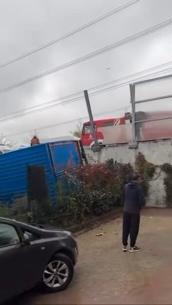 Sultangazi'de kontrolden çıkan kamyon, iki araca çarptıktan sonra bariyerleri aşarak