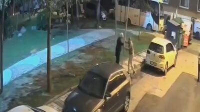 İstanbul Sultangazi’de bir çift, araçlarının üzerine devrilmesinden endişe ettikleri yaya