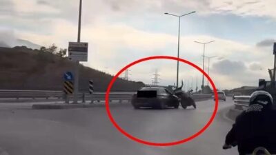 Bursa'da kavşakta drift yaparak ilerleyen otomobilin motosiklete çarptığı anlar, başka