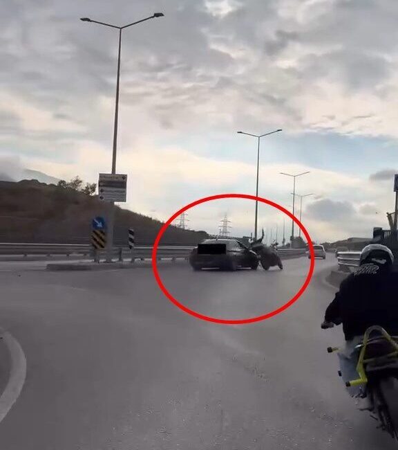 Bursa'da kavşakta drift yaparak ilerleyen otomobilin motosiklete çarptığı anlar, başka