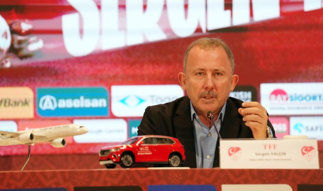 TFF, A Milli Takım Teknik Direktörü Sergen Yalçın ile futbolcular
