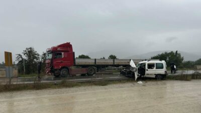 İzmir'in Ödemiş ilçesinde hafif ticari aracın TIR ile kafa kafaya