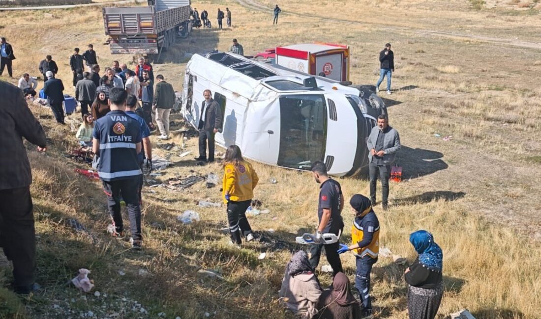 Van'ın Gürpınar ilçesinde TIR ile yolcu minibüsünün çarpışması sonucu 1'i