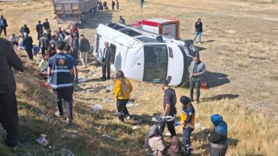 Van'ın Gürpınar ilçesinde TIR ile yolcu minibüsünün çarpışması sonucu 1'i