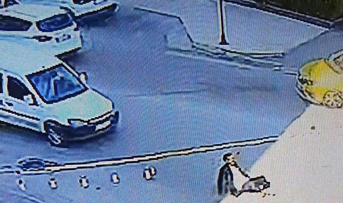 Adana'da trafikte durdurduğu hafif ticari aracın sürücüsünü iterek aracı gasbeden