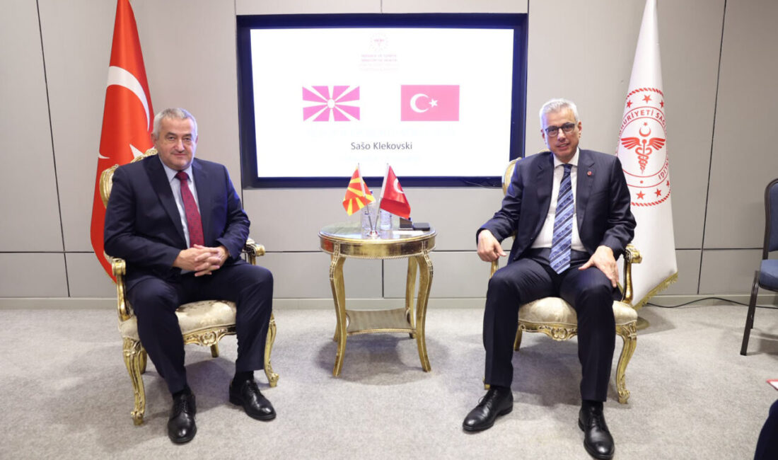 Sağlık Bakanı Kemal Memişoğlu ve Kuzey Makedonyalı mevkidaşı Sašo Klekovski,