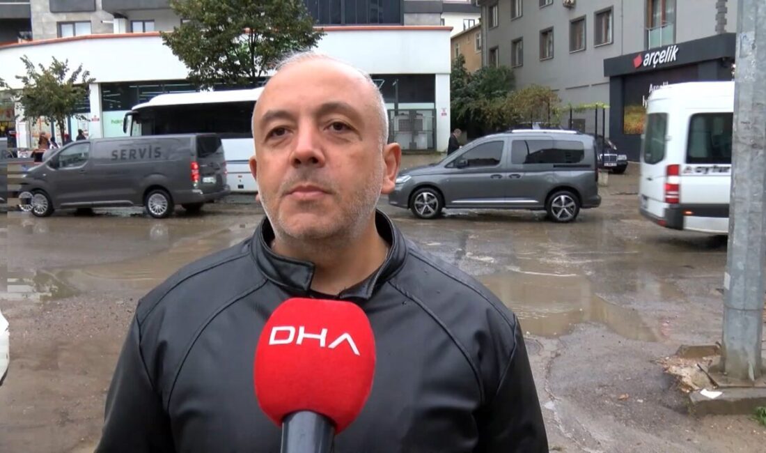 İstanbul Tuzla'da etkili olan şiddetli sağanak nedeniyle caddeler göle dönerken,