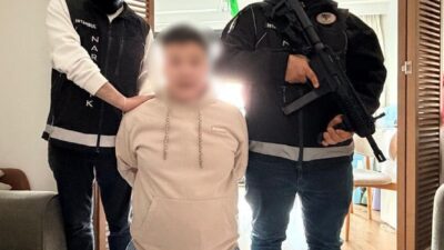 İstanbul'da düzenlenen operasyonda, haklarında mavi ve kırmızı bülten bulunan iki