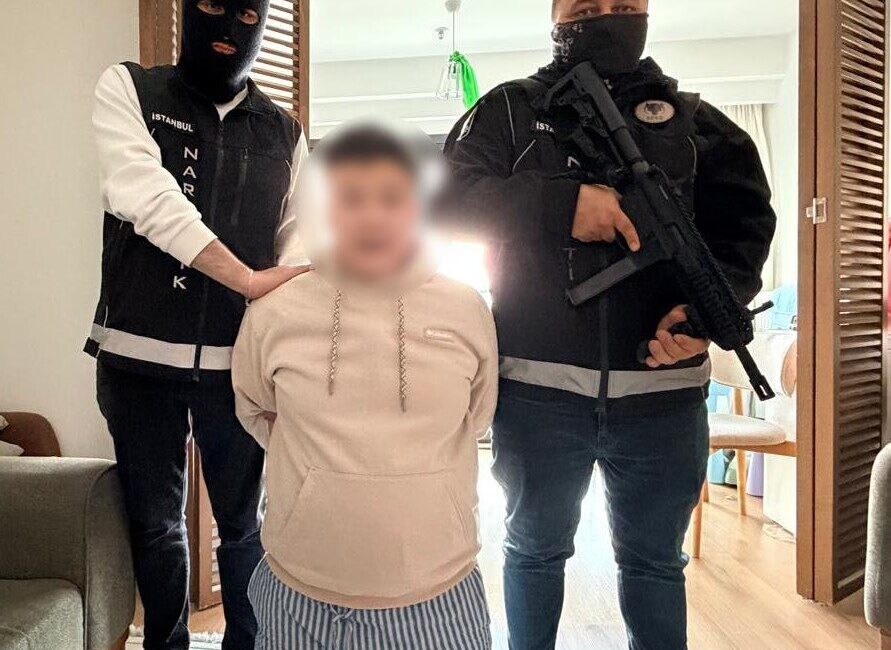 İstanbul'da düzenlenen operasyonda, haklarında mavi ve kırmızı bülten bulunan iki
