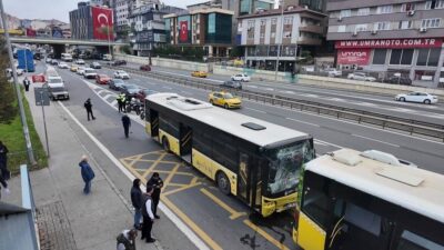 Üsküdar'da durağa yanaşan özel halk otobüsünün bekleyen başka bir İETT