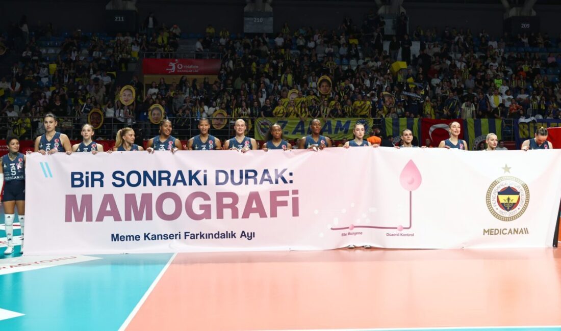Fenerbahçe Medicana-Eczacıbaşı Peron voleybol maçında, Meme Kanseri Farkındalık Ayı kapsamında