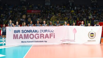 Fenerbahçe Medicana-Eczacıbaşı Peron voleybol maçında, Meme Kanseri Farkındalık Ayı kapsamında