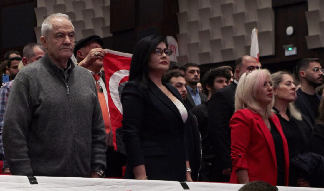 Şişli'de düzenlenen Yeni Parti 1. İstanbul İl Kongresi'nde konuşan İl