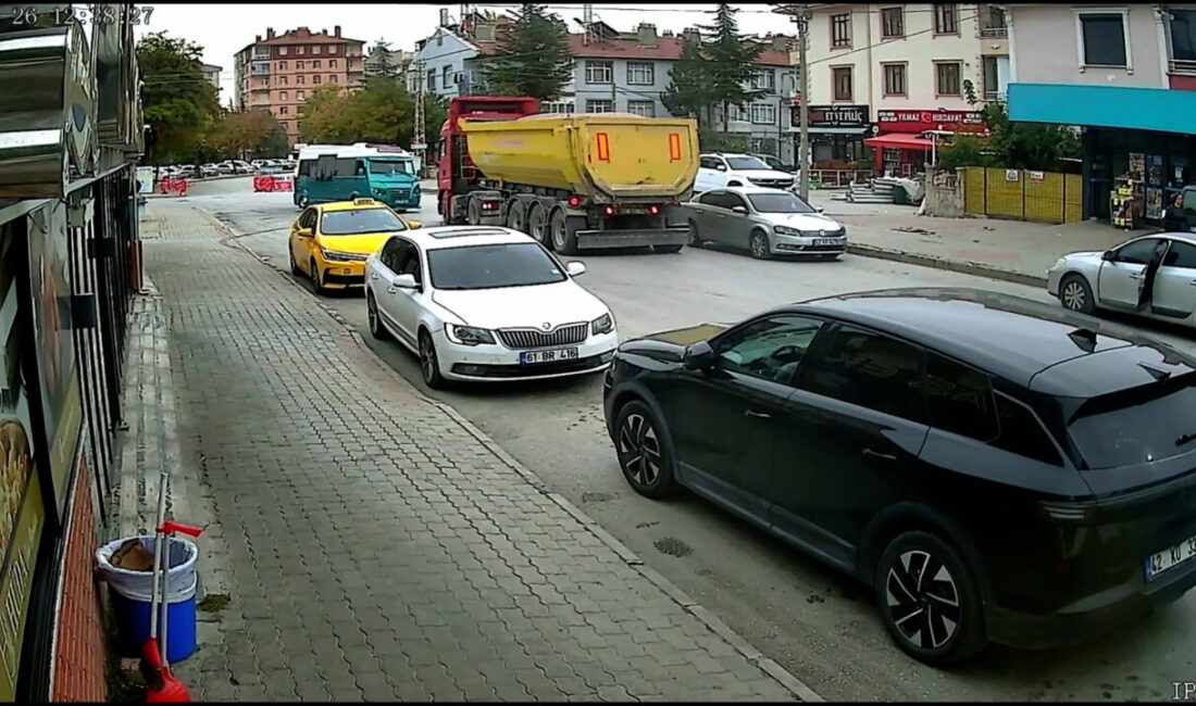Konya'nın Selçuklu ilçesinde yolcu minibüsü ile hafriyat kamyonunun çarpışması sonucu