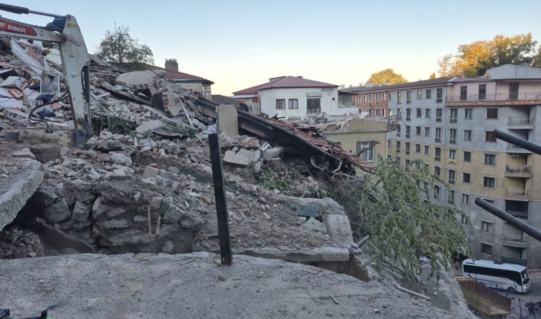 Zonguldak’ta 3 katlı bir binanın çökmesi sonucu 1 kişinin hayatını