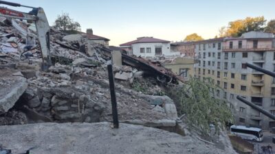 Zonguldak’ta 3 katlı bir binanın çökmesi sonucu 1 kişinin hayatını